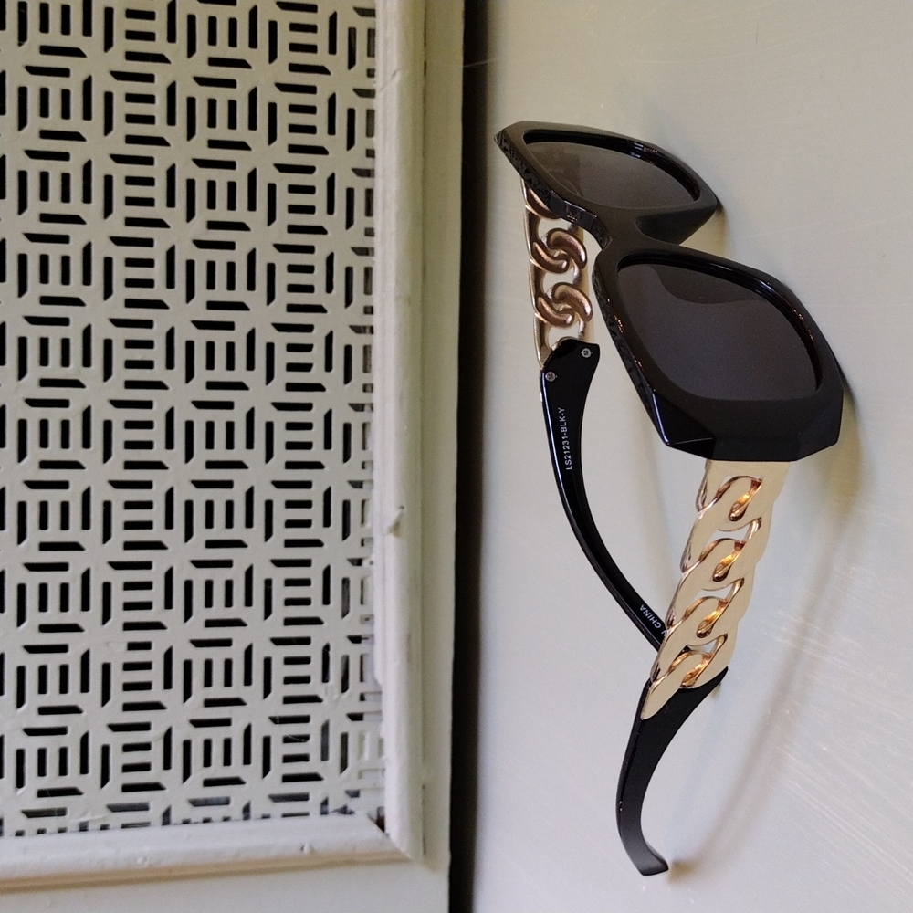 Women's gold chain ⛓️ link black frame sunglasses 🕶️